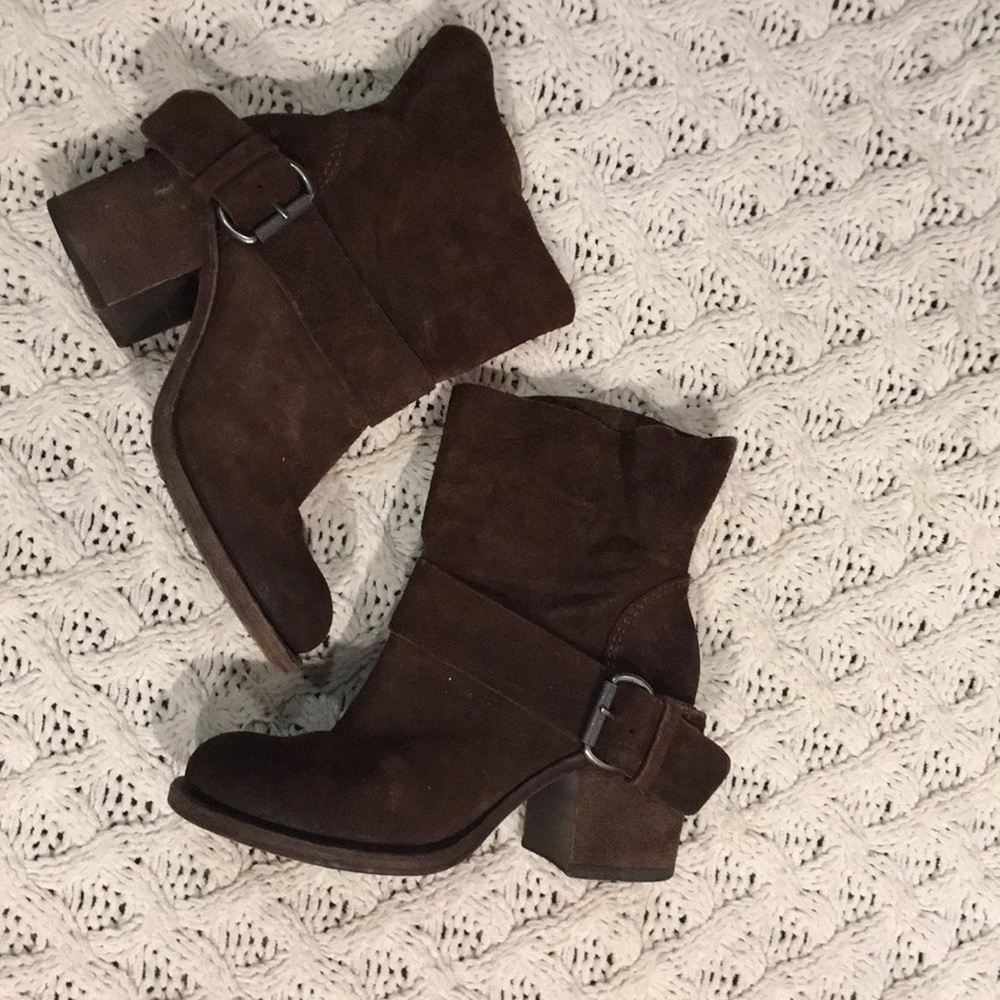 Vera Wang Lavender 6 M booties